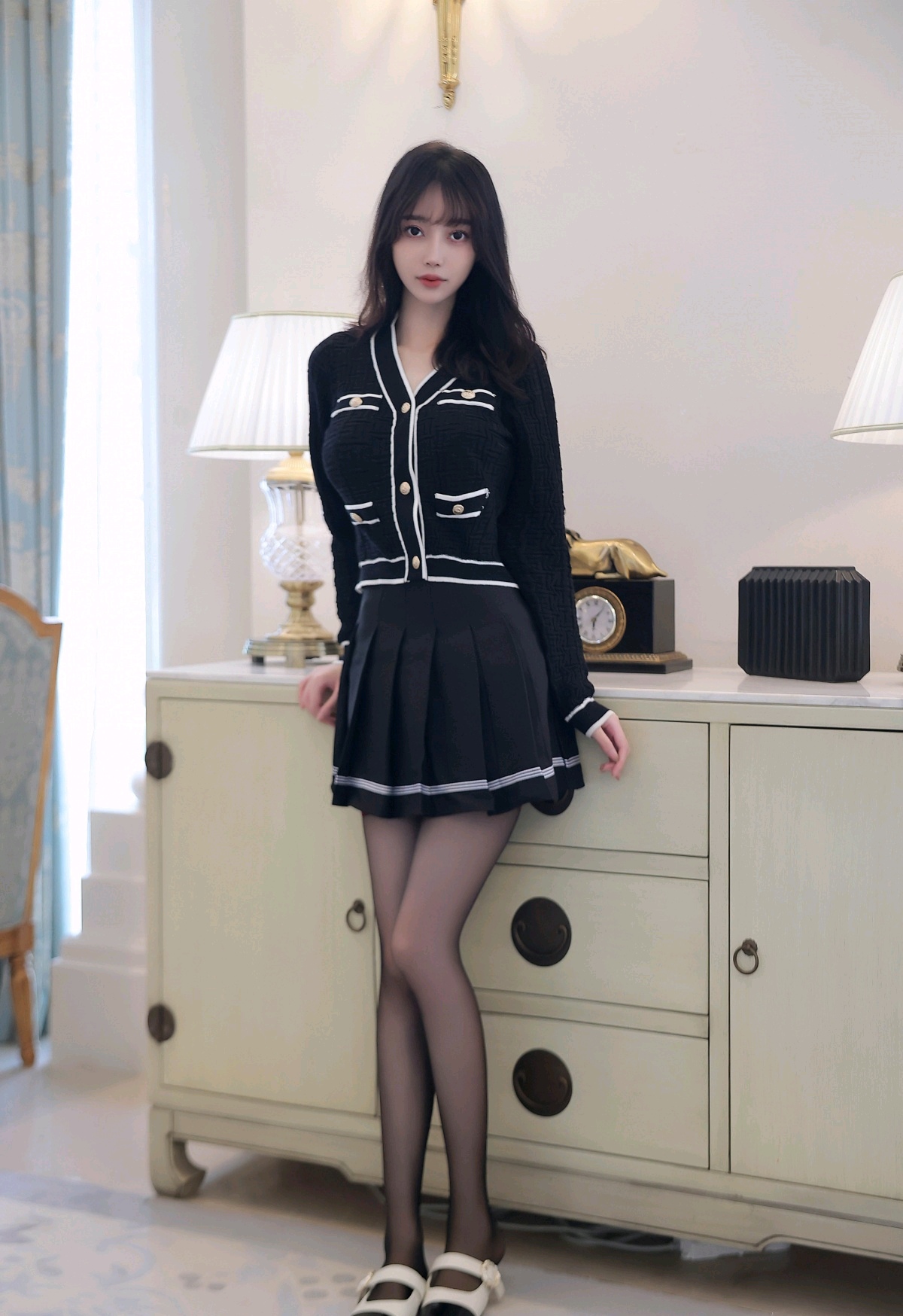 Beautiful stockings and long legs (Beautiful stockings and long legs video sofa performance)